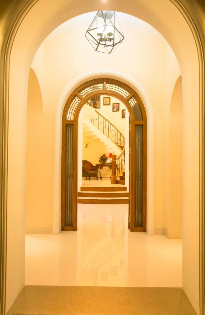 The arched entry door S Squared Architects Pvt Ltd. Mediterranean style corridor, hallway and stairs Bricks