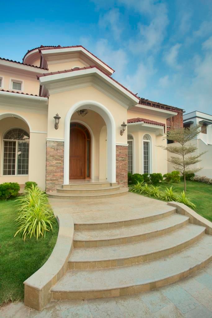 Curved steps to main entry foyer S Squared Architects Pvt Ltd. Mediterranean style houses Bricks