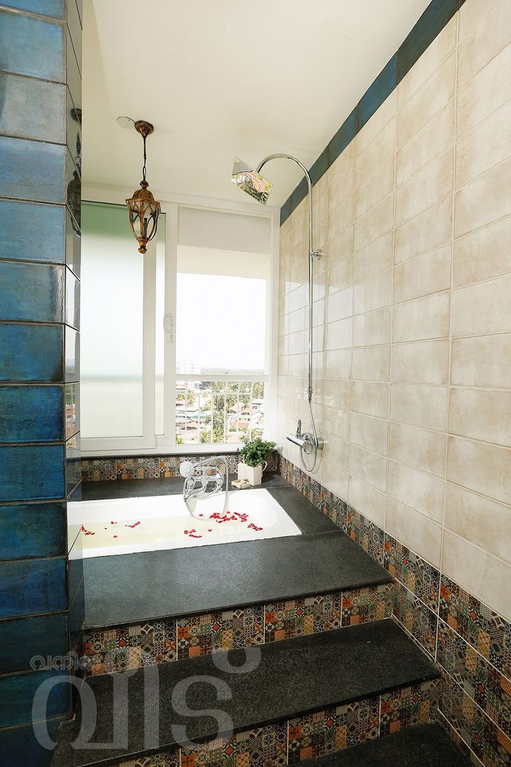 The Rising Sun Apartment, S Squared Architects Pvt Ltd. S Squared Architects Pvt Ltd. Eclectic style bathroom