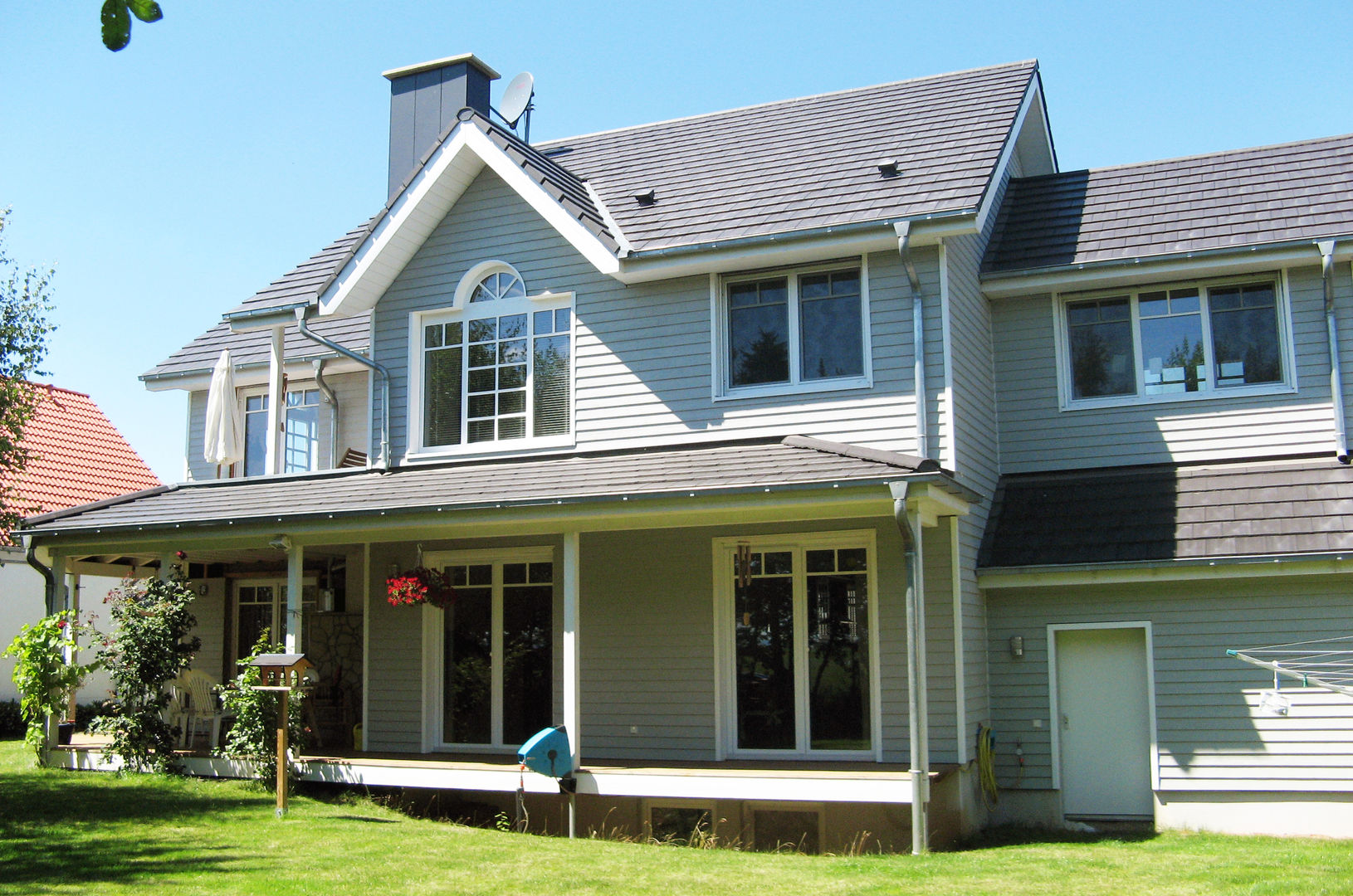 Neubau eine Einfamilienhauses im Amerikanischen Stil, STRICK Architekten + Ingenieure STRICK Architekten + Ingenieure Klassische Häuser Himmel,Pflanze,Fenster,Eigentum,Gebäude,Haus,Grundstück,Vorbau,Baum,Nachbarschaft