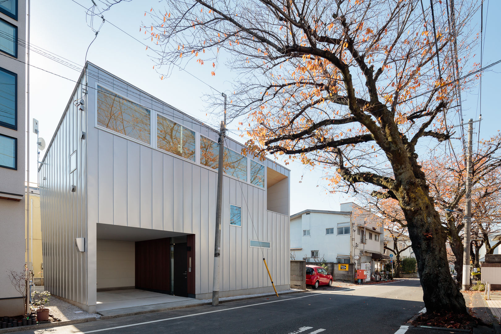 桜並木と暮らす家, 設計事務所アーキプレイス 設計事務所アーキプレイス Wooden houses Iron/Steel