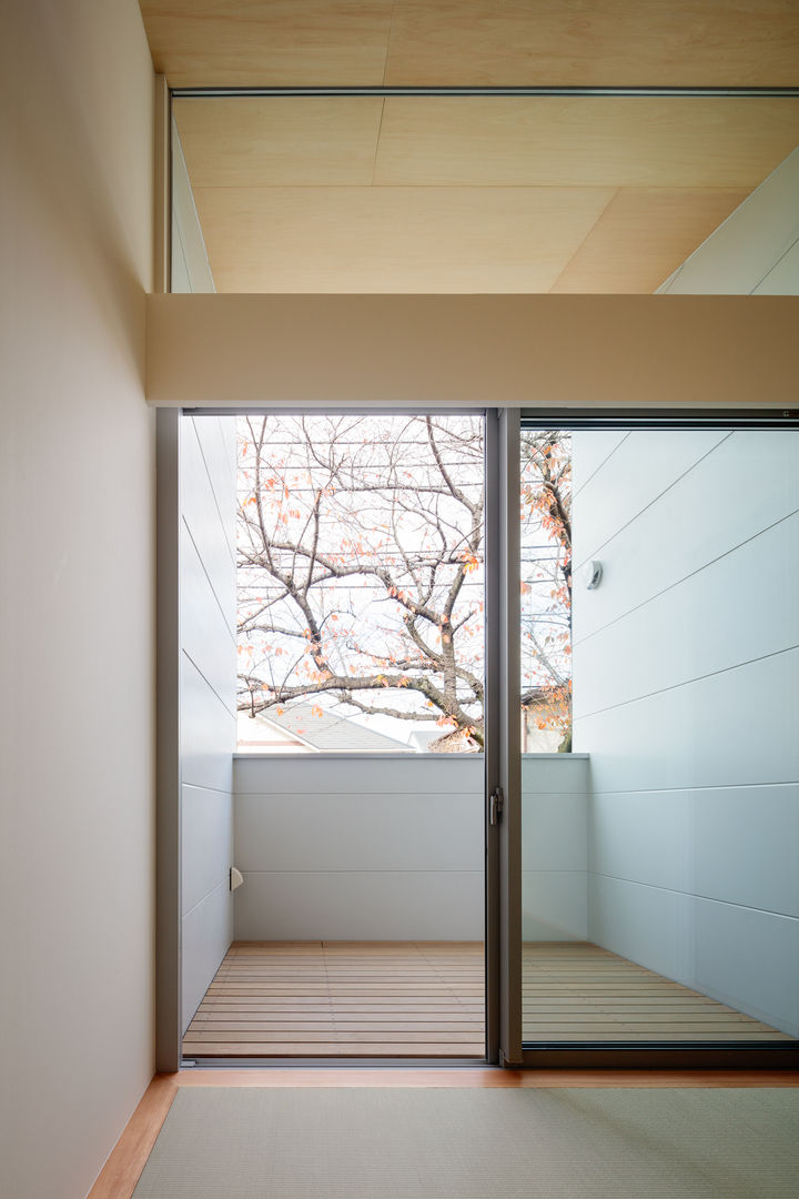桜並木と暮らす家, 設計事務所アーキプレイス 設計事務所アーキプレイス Балкон и терраса в стиле минимализм