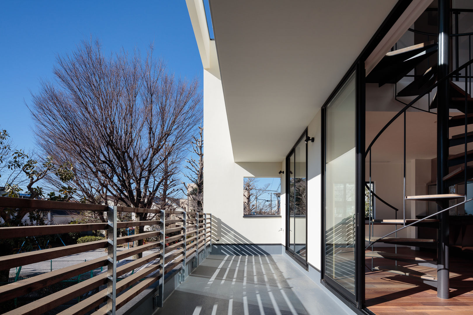 緑と眺望を楽しむ長屋建て住宅, 設計事務所アーキプレイス 設計事務所アーキプレイス Modern balcony, veranda & terrace