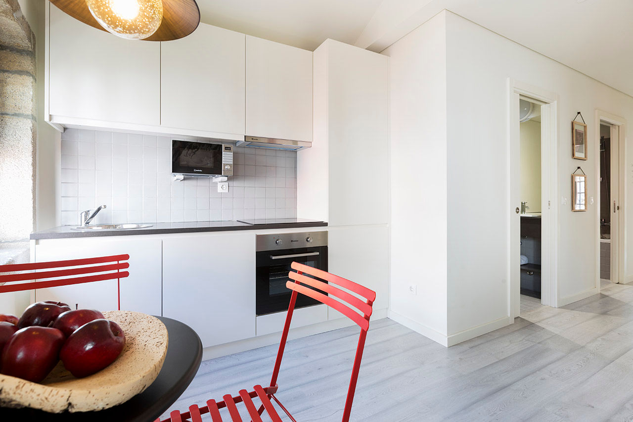 Genuine Oporto Apartments - Alojamento local no centro do Porto, ShiStudio Interior Design ShiStudio Interior Design Scandinavian style kitchen Cabinets & shelves