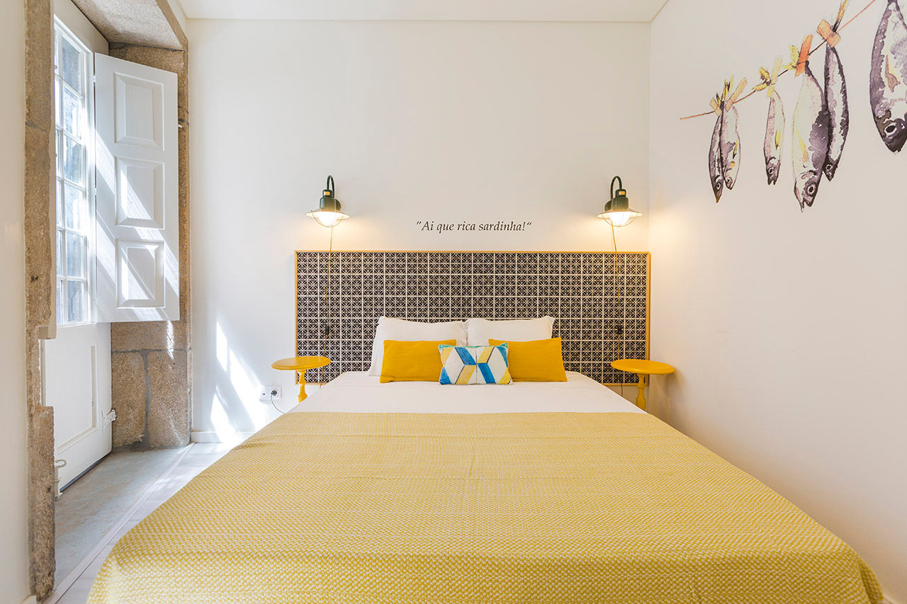 Genuine Oporto Apartments - Alojamento local no centro do Porto, ShiStudio Interior Design ShiStudio Interior Design Scandinavian style bedroom Beds & headboards