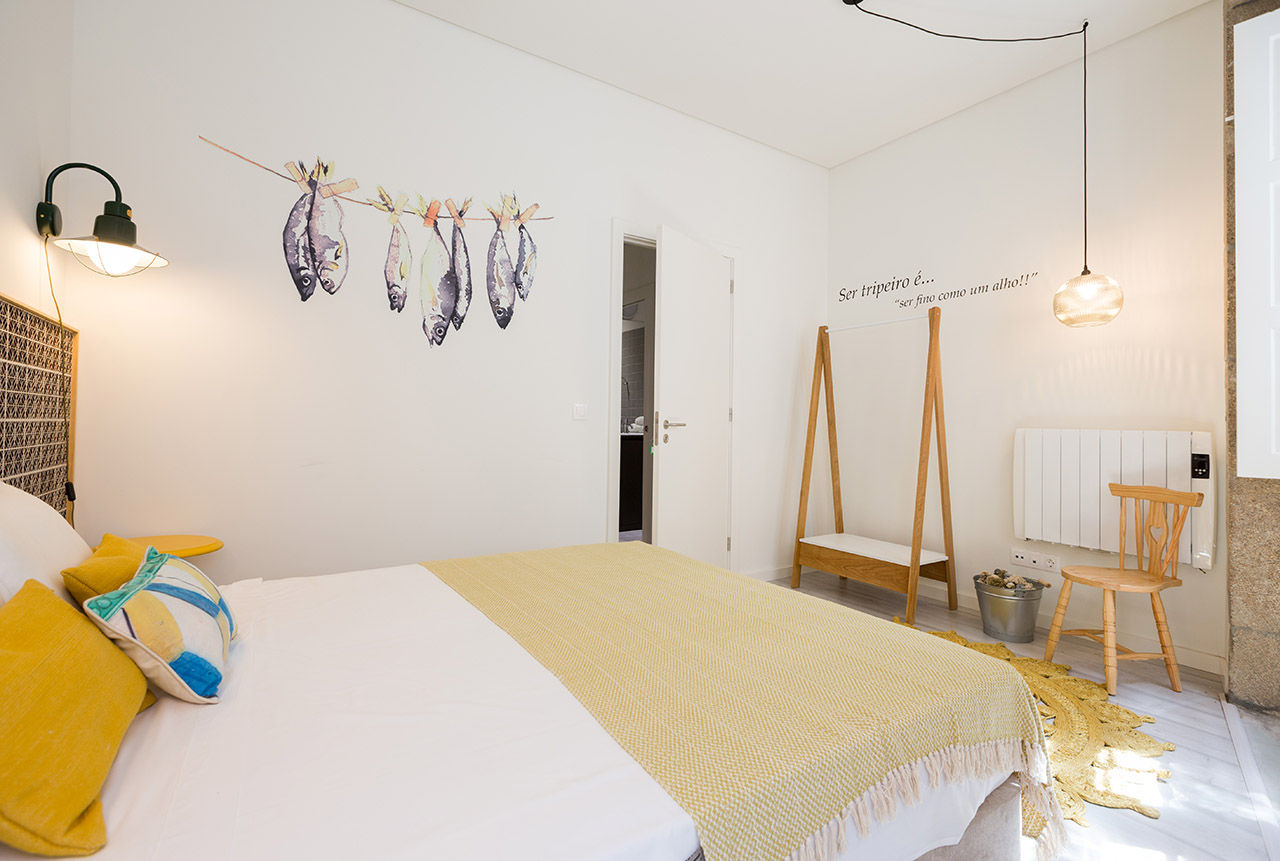 Genuine Oporto Apartments - Alojamento local no centro do Porto, ShiStudio Interior Design ShiStudio Interior Design Scandinavian style bedroom Beds & headboards