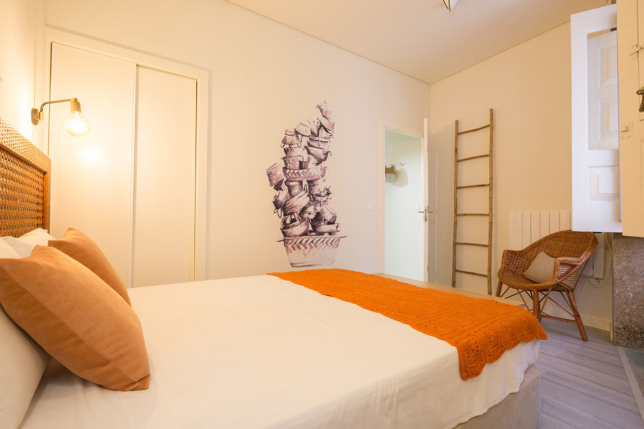 Genuine Oporto Apartments - Alojamento local no centro do Porto, ShiStudio Interior Design ShiStudio Interior Design Scandinavian style bedroom Beds & headboards