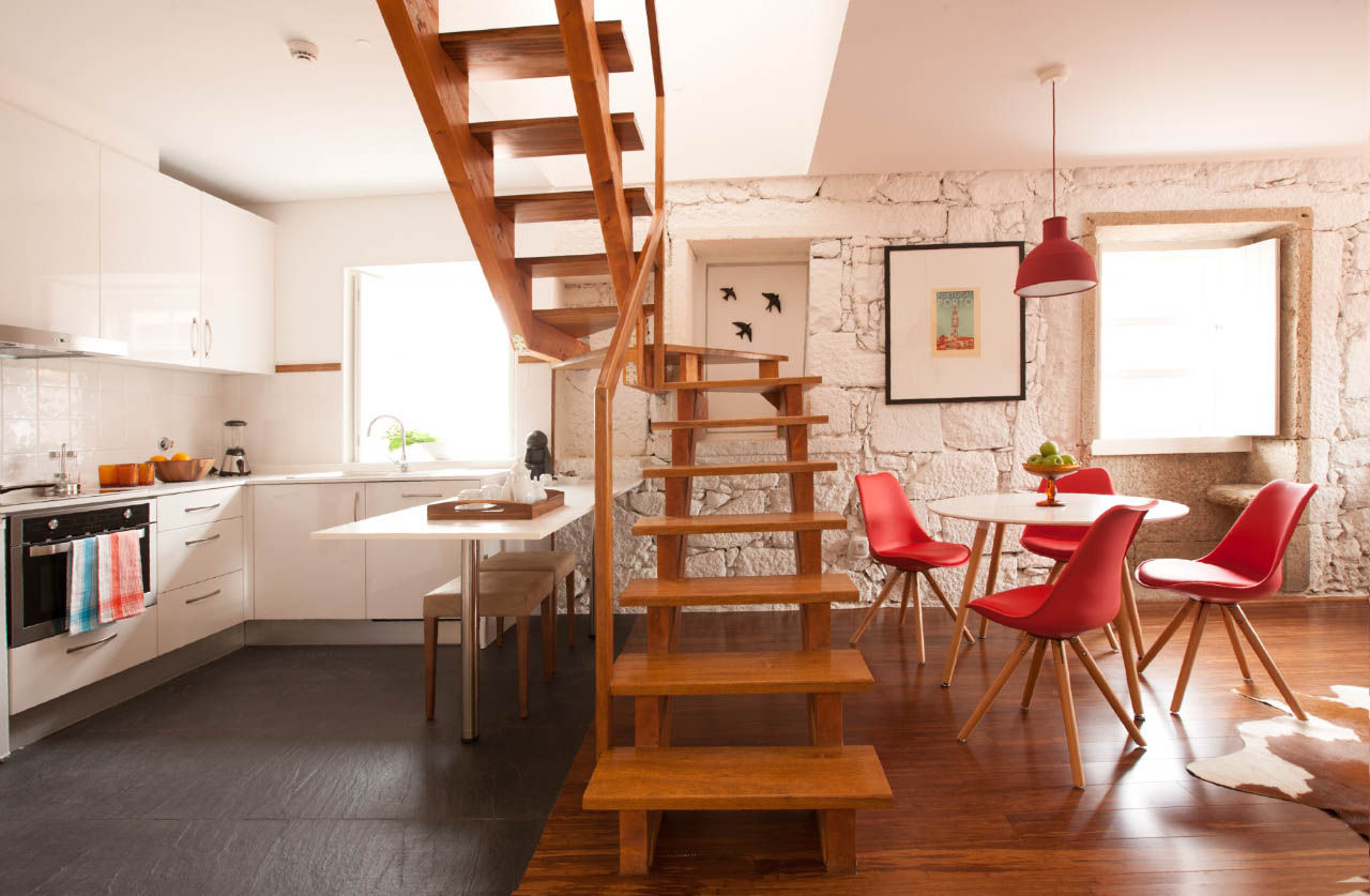 Elegante Escalera Decorativa Con Plantas De Casa Y Silla En Sala