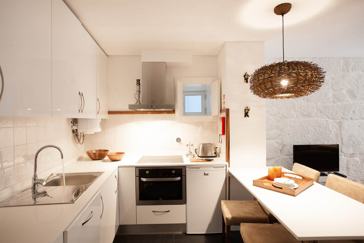 Apartamentos Rua de Trás - Alojamento turístico (7 apartamentos) - Centro do Porto, ShiStudio Interior Design ShiStudio Interior Design Scandinavian style kitchen