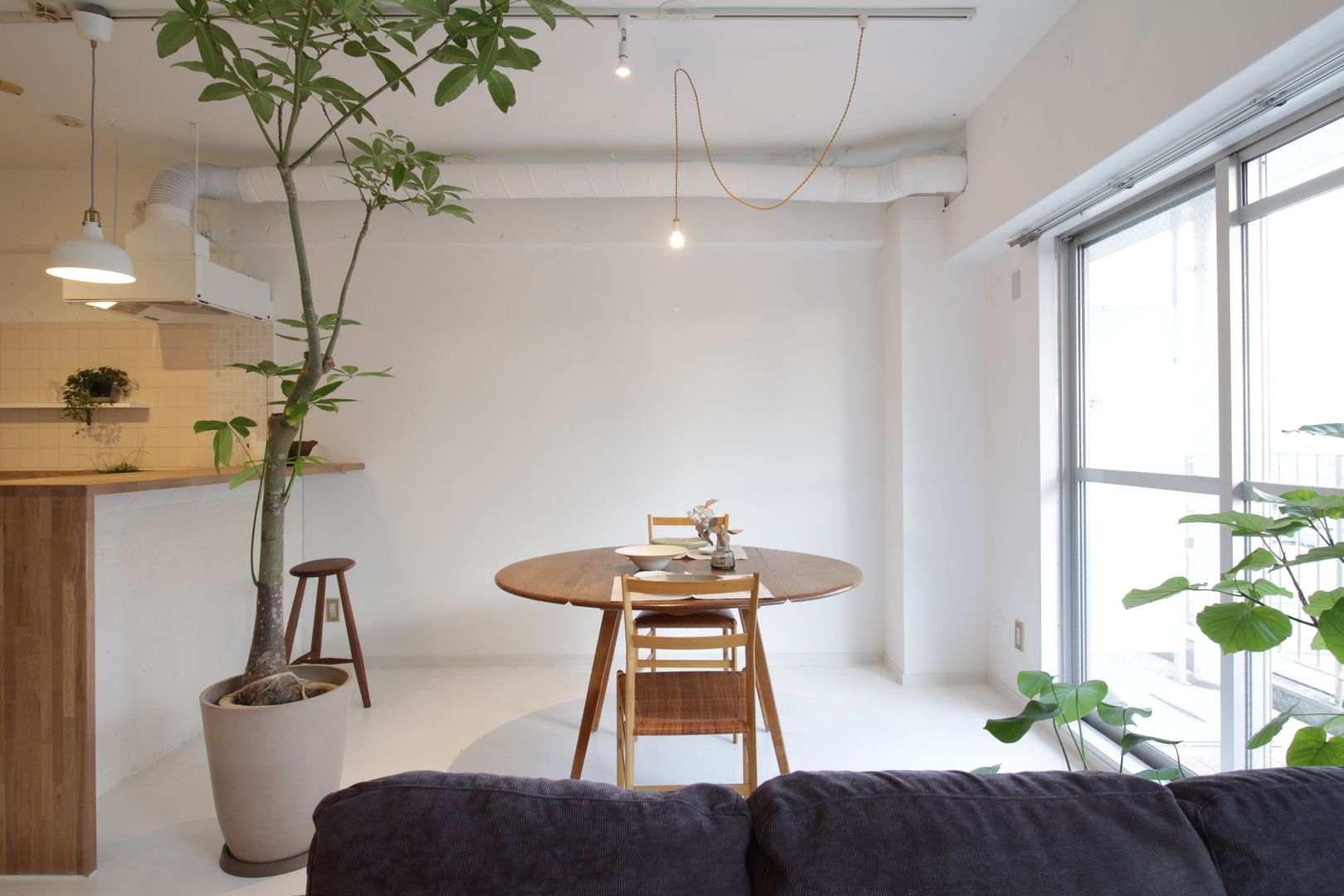 Apartment in Gakuenkita, Mimasis Design／ミメイシス デザイン Mimasis Design／ミメイシス デザイン Dining room کنکریٹ