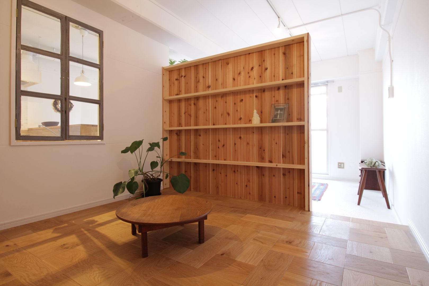 Apartment in Gakuenkita, Mimasis Design／ミメイシス デザイン Mimasis Design／ミメイシス デザイン Habitaciones modernas Madera Acabado en madera