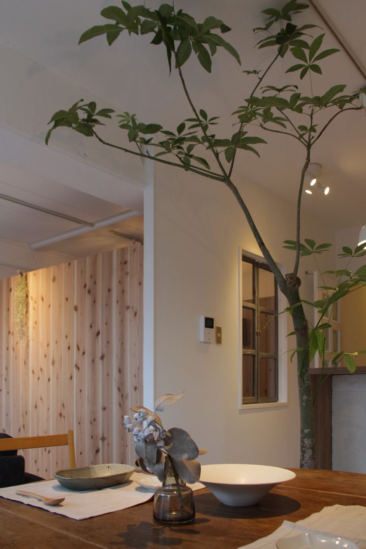 Apartment in Gakuenkita, Mimasis Design／ミメイシス デザイン Mimasis Design／ミメイシス デザイン Puertas y ventanas de estilo rústico Madera Acabado en madera