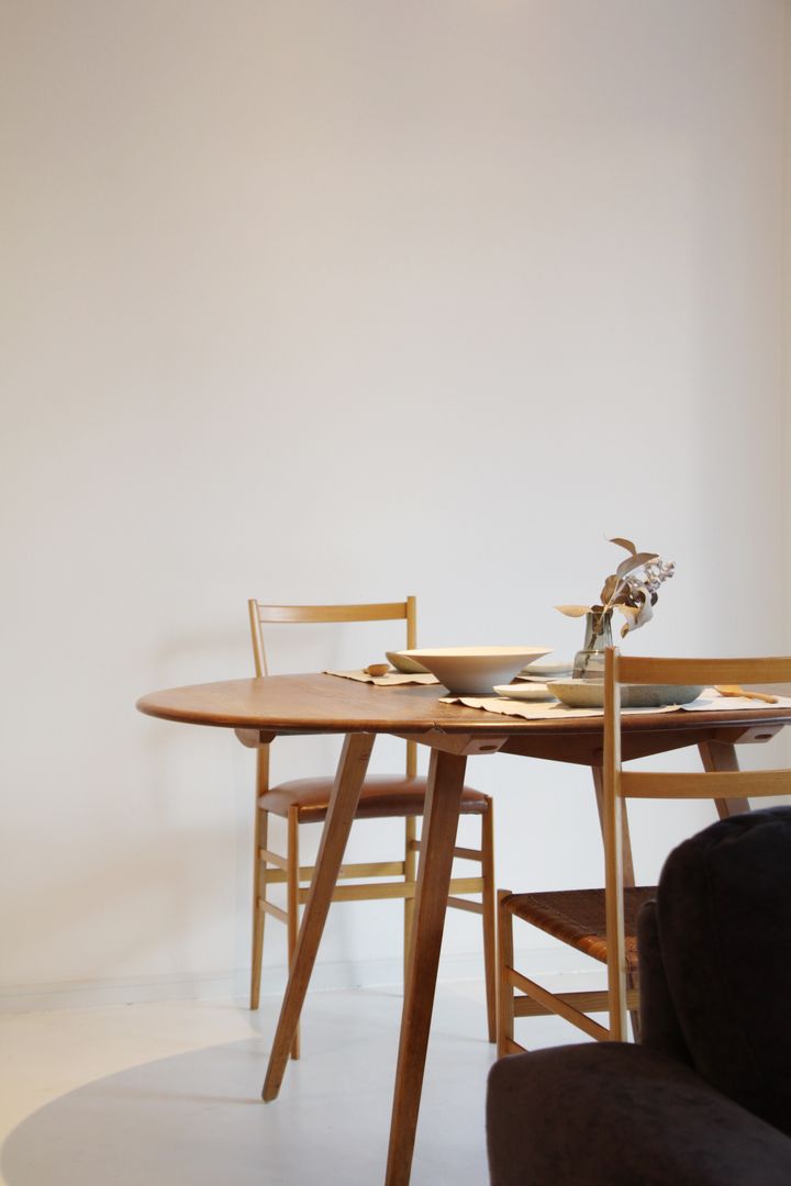 Apartment in Gakuenkita, Mimasis Design／ミメイシス デザイン Mimasis Design／ミメイシス デザイン Ruang Makan Minimalis Kayu Wood effect Chairs & benches