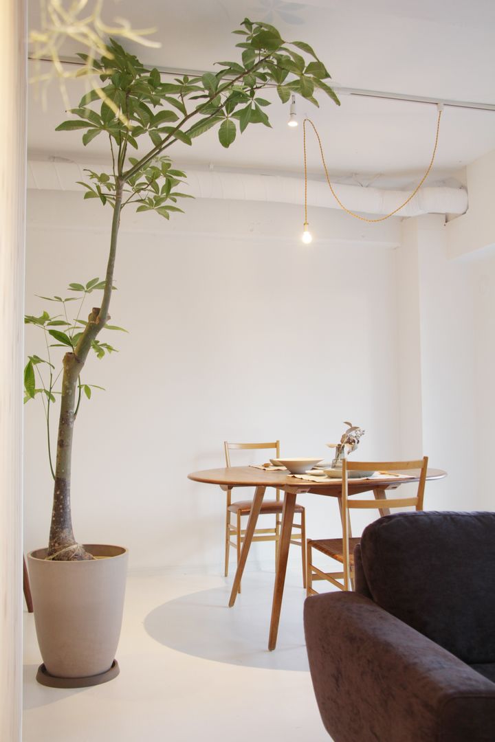 Apartment in Gakuenkita, Mimasis Design／ミメイシス デザイン Mimasis Design／ミメイシス デザイン Minimalist dining room Wood Wood effect Accessories & decoration