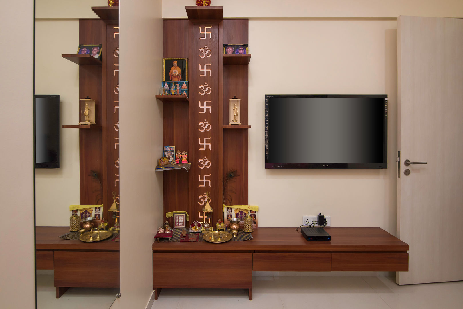 Mr Vinay, GREEN HAT STUDIO PVT LTD GREEN HAT STUDIO PVT LTD Rustic style bedroom Building,Table,Shelf,Shelving,Wood,House,Bookcase,Living room,Flooring,Hardwood