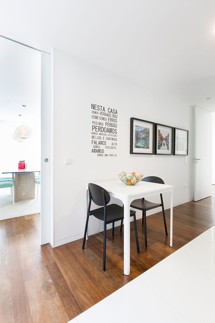 homify İskandinav Mutfak Masa & Oturma Grupları