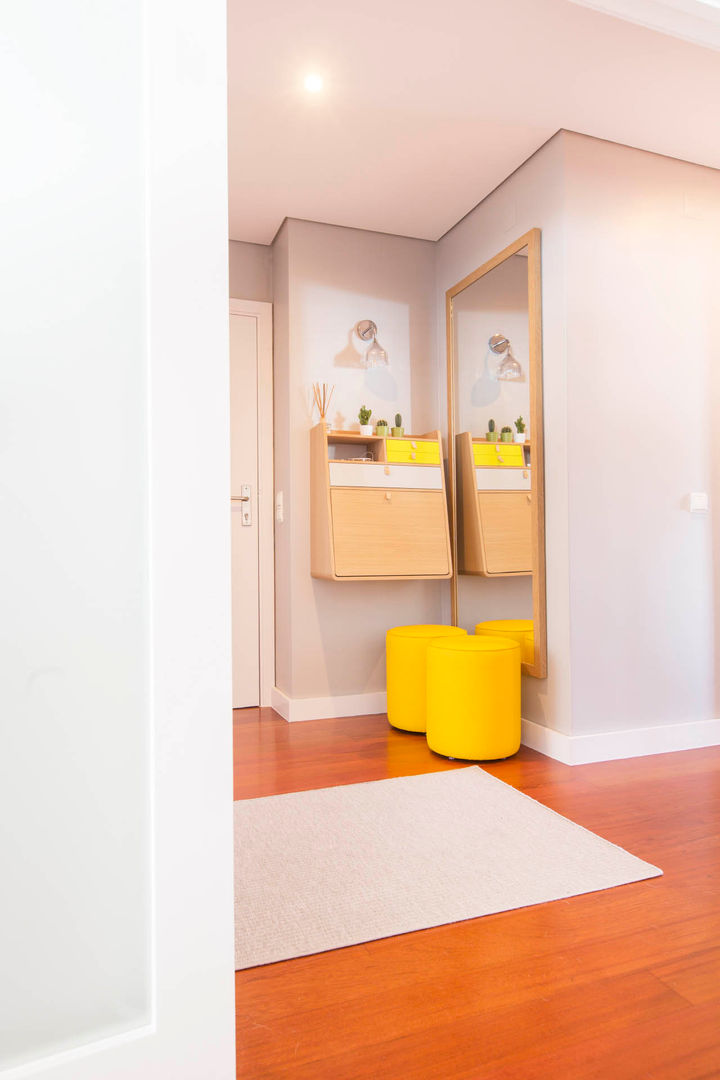 Apartamento Nórdico - T3 Condomínio Imoloc - MATOSINHOS, ShiStudio Interior Design ShiStudio Interior Design Scandinavian style corridor, hallway& stairs Accessories & decoration