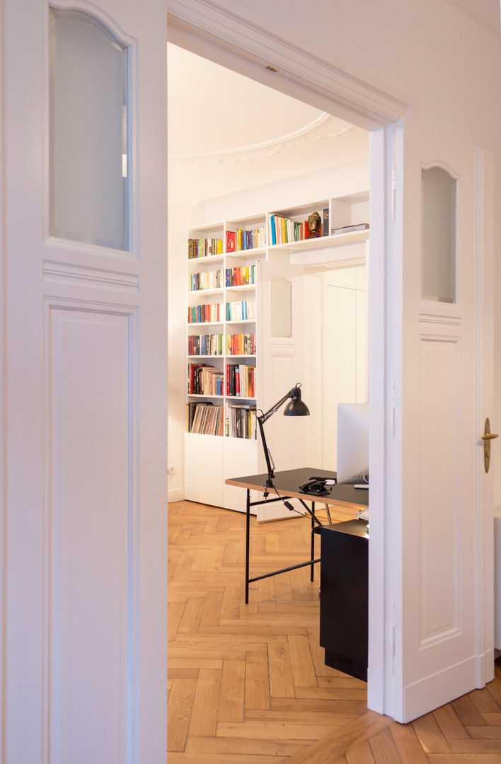 GANTZ- Bücherregal nach Maß um Tür , GANTZ - Regale und Einbauschränke nach Maß GANTZ - Regale und Einbauschränke nach Maß Modern Living Room Engineered Wood Transparent Shelves