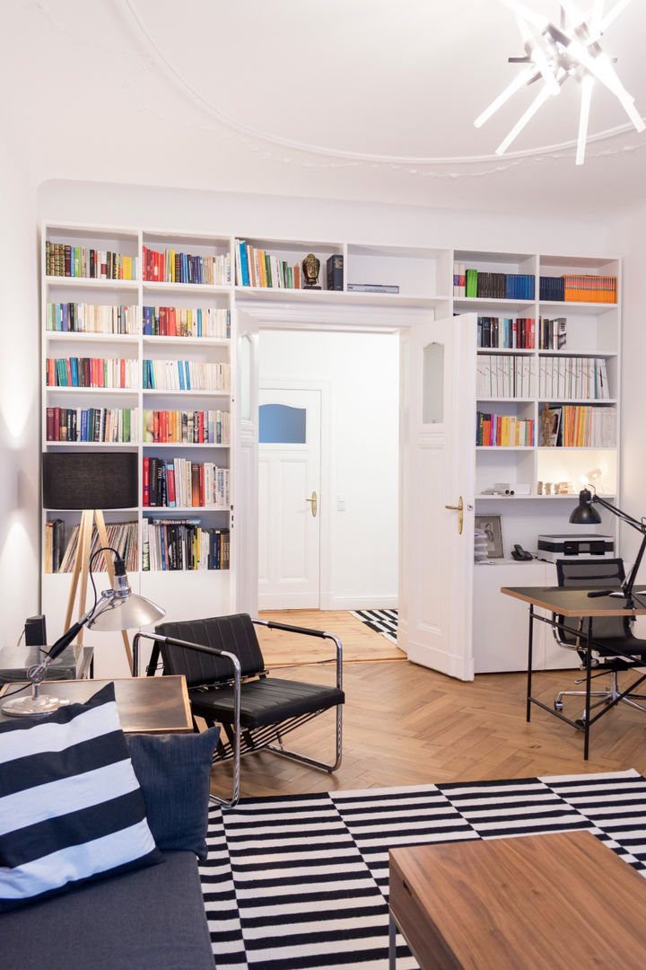 GANTZ- Bücherregal nach Maß um Tür , GANTZ - Regale und Einbauschränke nach Maß GANTZ - Regale und Einbauschränke nach Maß Modern Living Room Engineered Wood Transparent Shelves