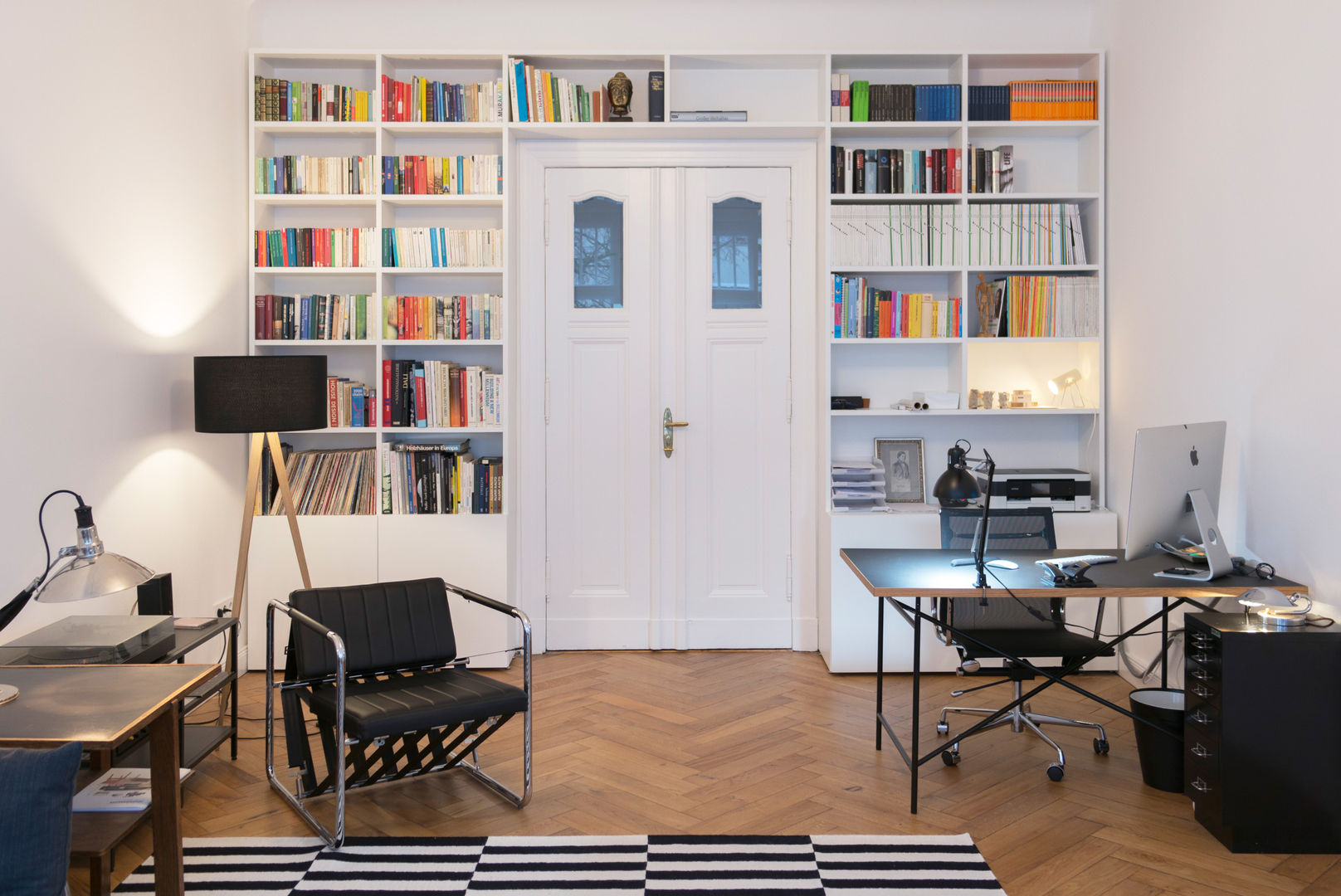 GANTZ- Bücherregal nach Maß um Tür , GANTZ - Regale und Einbauschränke nach Maß GANTZ - Regale und Einbauschränke nach Maß Modern Living Room Engineered Wood Transparent Shelves