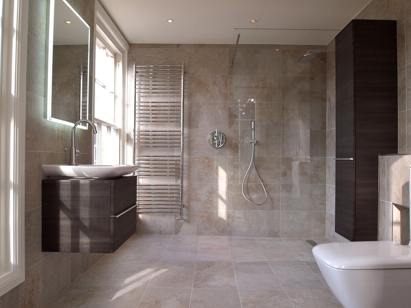 Exquisite Shower Room, DeVal Bathrooms DeVal Bathrooms Baños de estilo moderno Laufen,opulence,luxury,minimalst,dramatic lighting