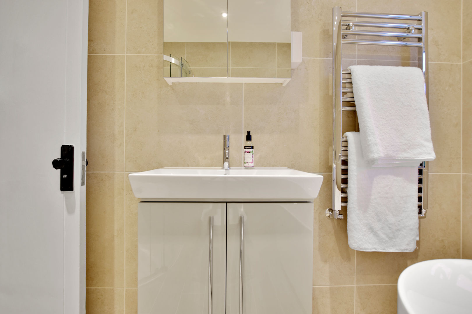 Case Study: Isleworth, Middlesex , BathroomsByDesign Retail Ltd BathroomsByDesign Retail Ltd حمام
