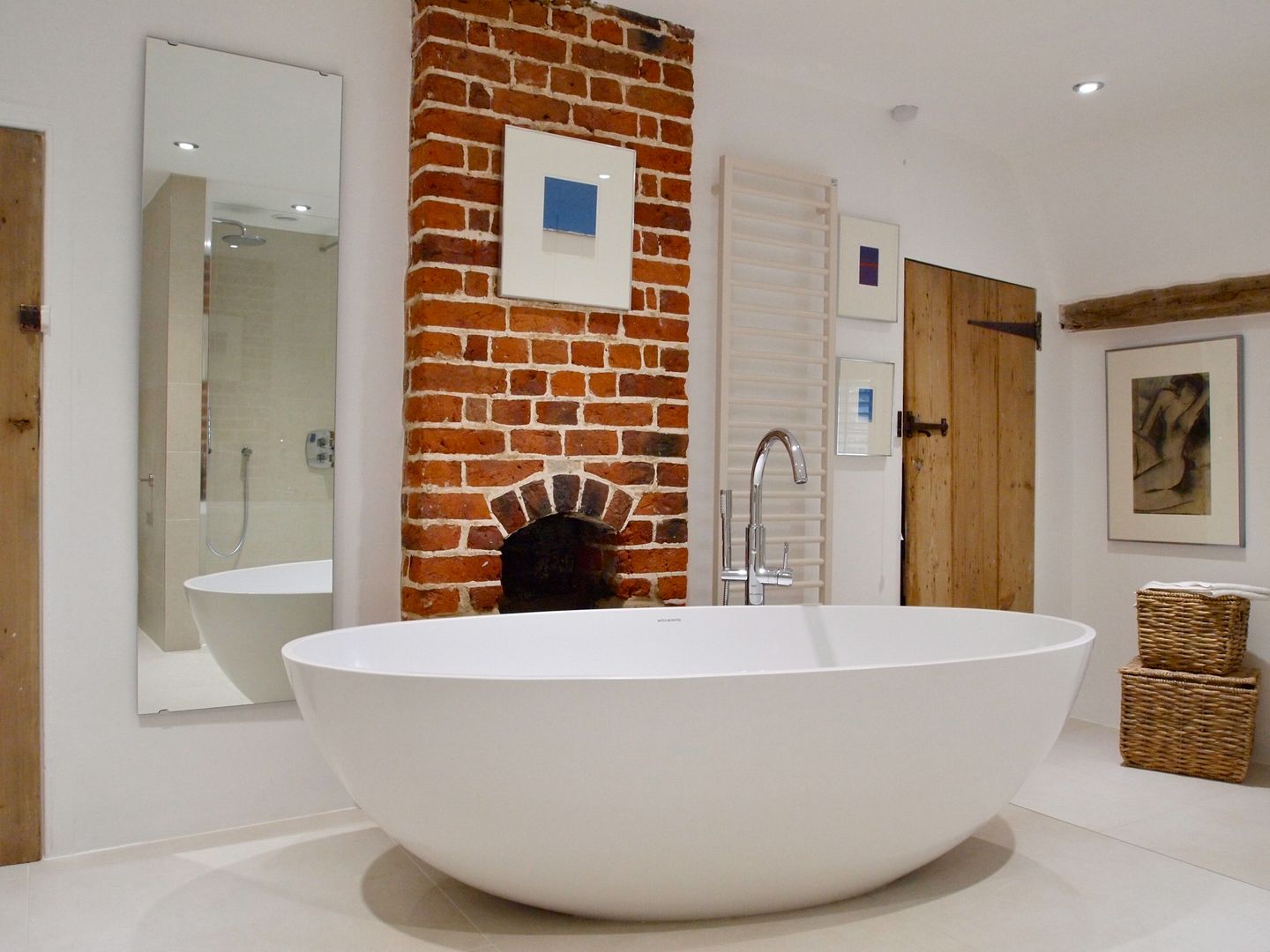 Stylish Grade II Bathroom, DeVal Bathrooms DeVal Bathrooms حمام Ashton & Bentley,Period property,beams,modern,separate areas