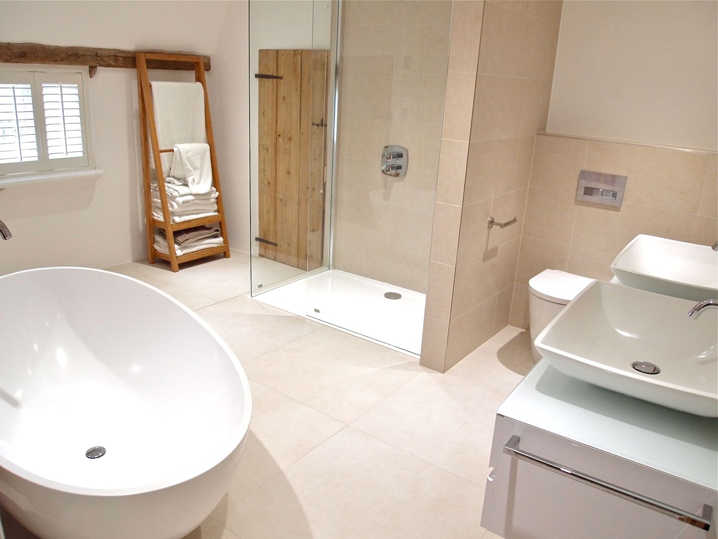 Stylish Grade II Bathroom, DeVal Bathrooms DeVal Bathrooms Modern bathroom