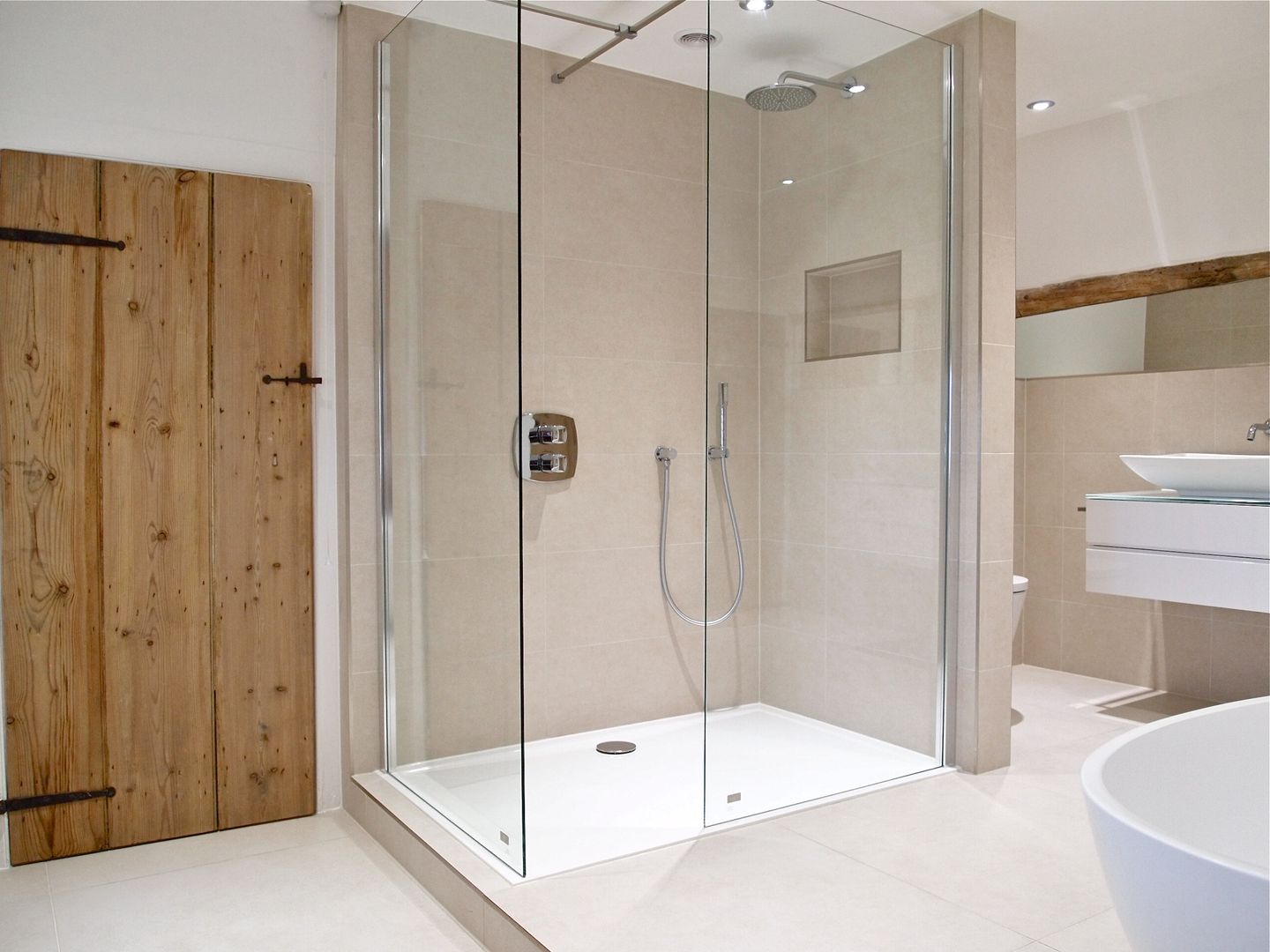 Stylish Grade II Bathroom, DeVal Bathrooms DeVal Bathrooms Baños de estilo moderno