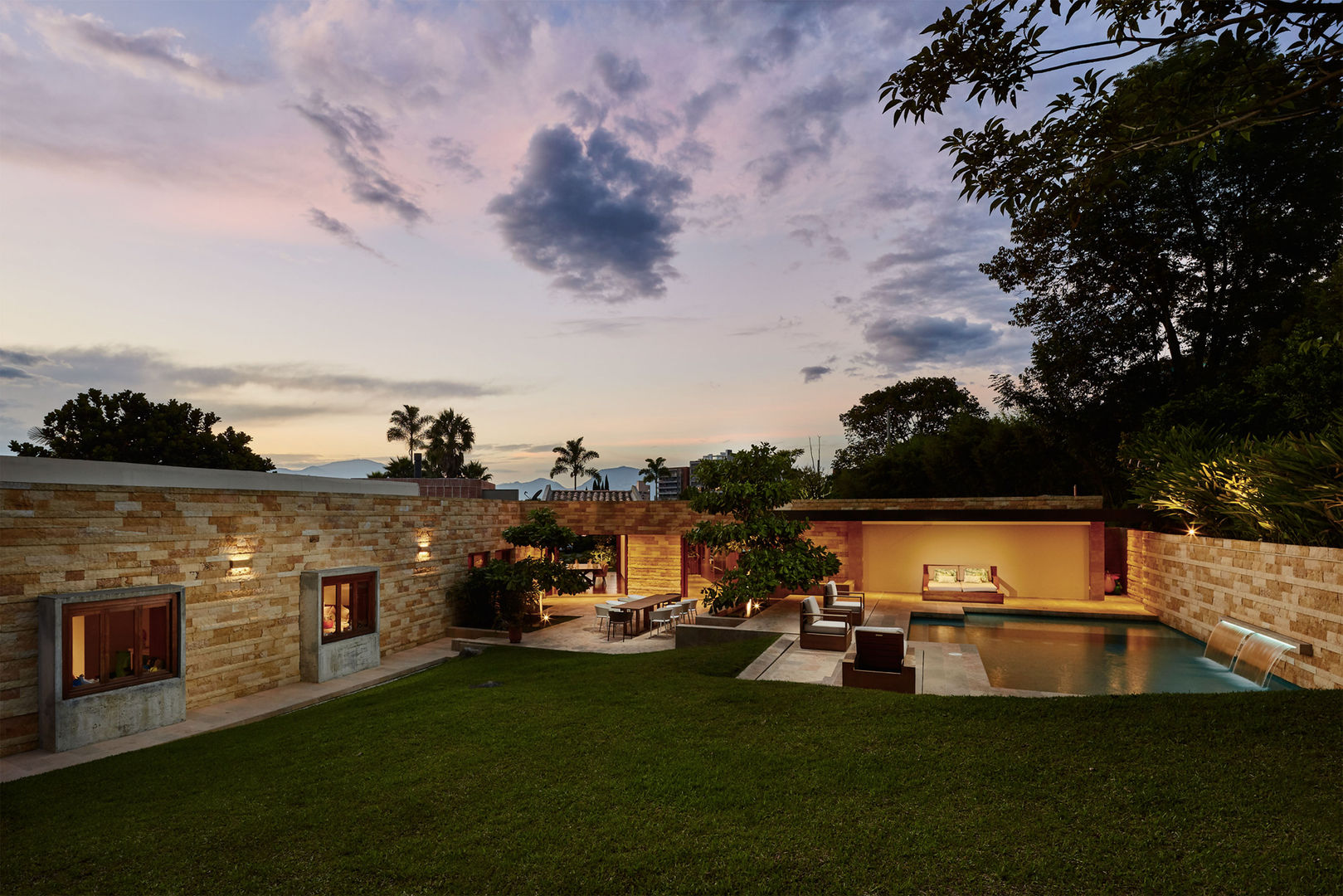 CASA ALCAPANI - Sector exterior piscina - FR ARQUITECTURA S.A.S. Balcones y terrazas de estilo clásico