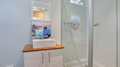 homify Modern bathroom