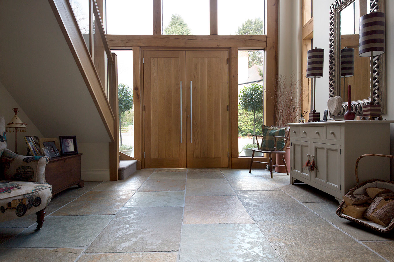 A Beautiful Entrance: Umbrian Limestone, Quorn Stone Quorn Stone ラスティックスタイルの 玄関&廊下&階段 石灰岩