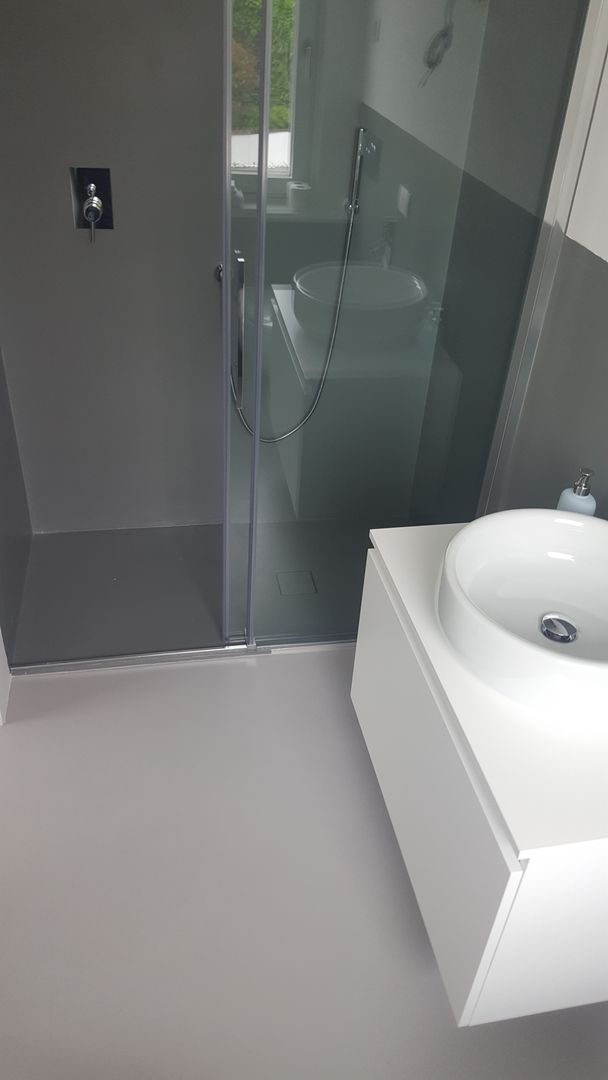 Pavimenti e pareti in resina per il bagno, COVERMAX RESINE COVERMAX RESINE モダンスタイルの お風呂