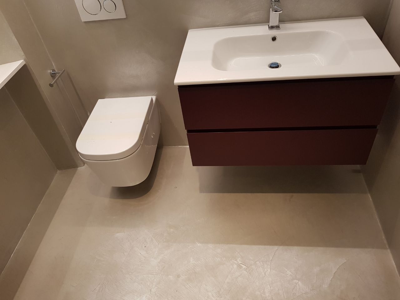 Pavimenti e pareti in resina per il bagno, COVERMAX RESINE COVERMAX RESINE Baños de estilo moderno