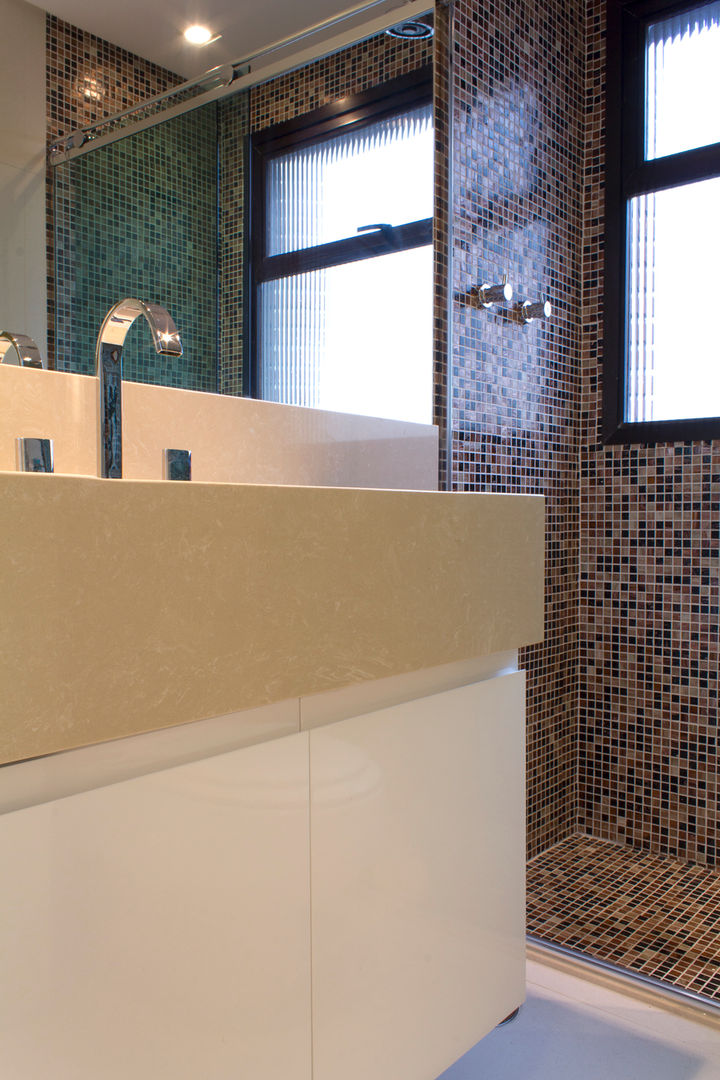 Banheiro em tons neutros Semíramis Alice Arquitetura & Design Banheiros clássicos