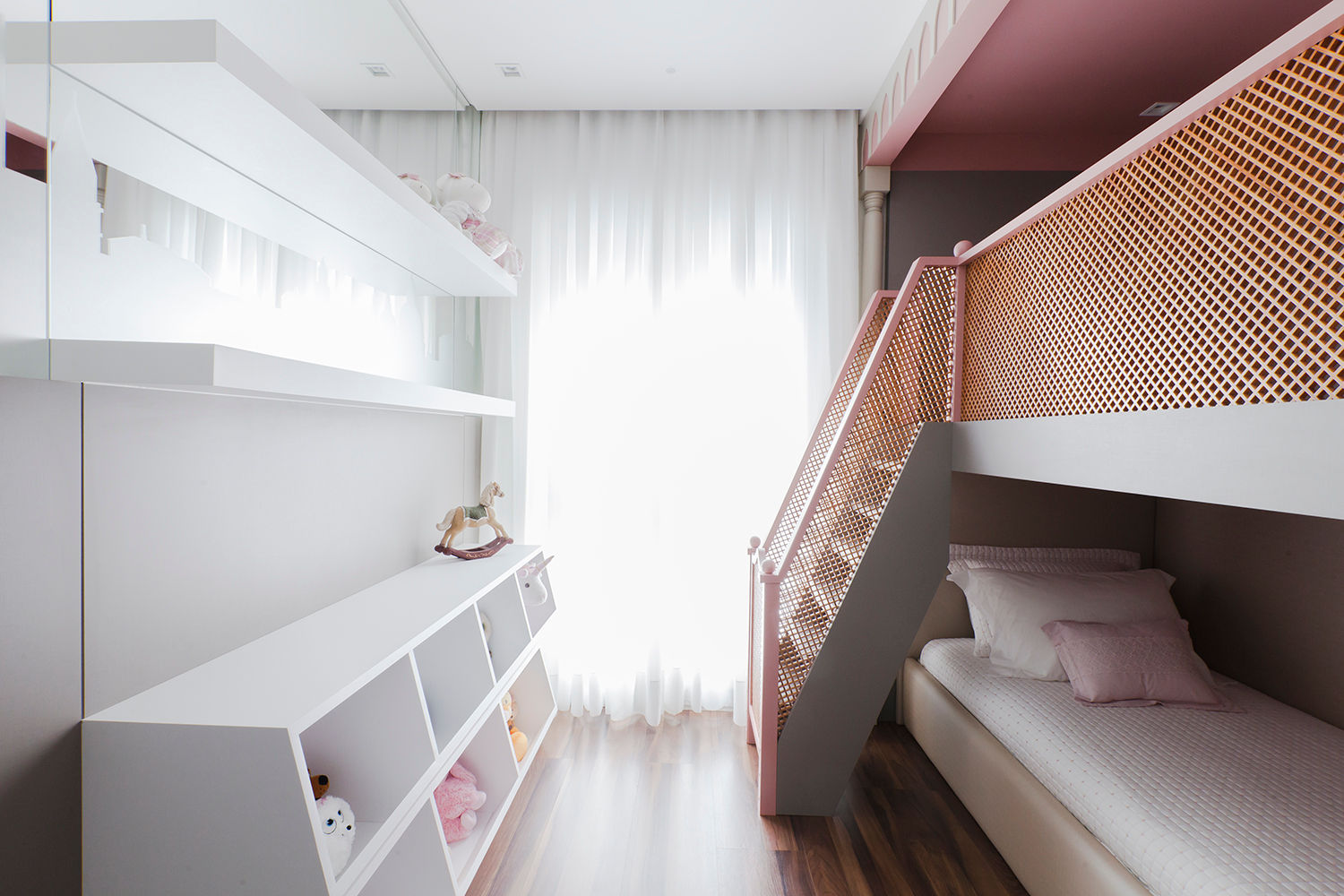 Quarto para uma menina, Thiago Mondini Arquitetura Thiago Mondini Arquitetura Kız çocuk yatak odası