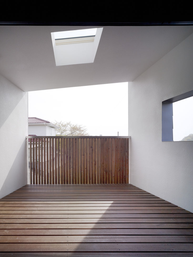 MS 傾斜地に建つ家, 山縣洋建築設計事務所 山縣洋建築設計事務所 Modern style balcony, porch & terrace