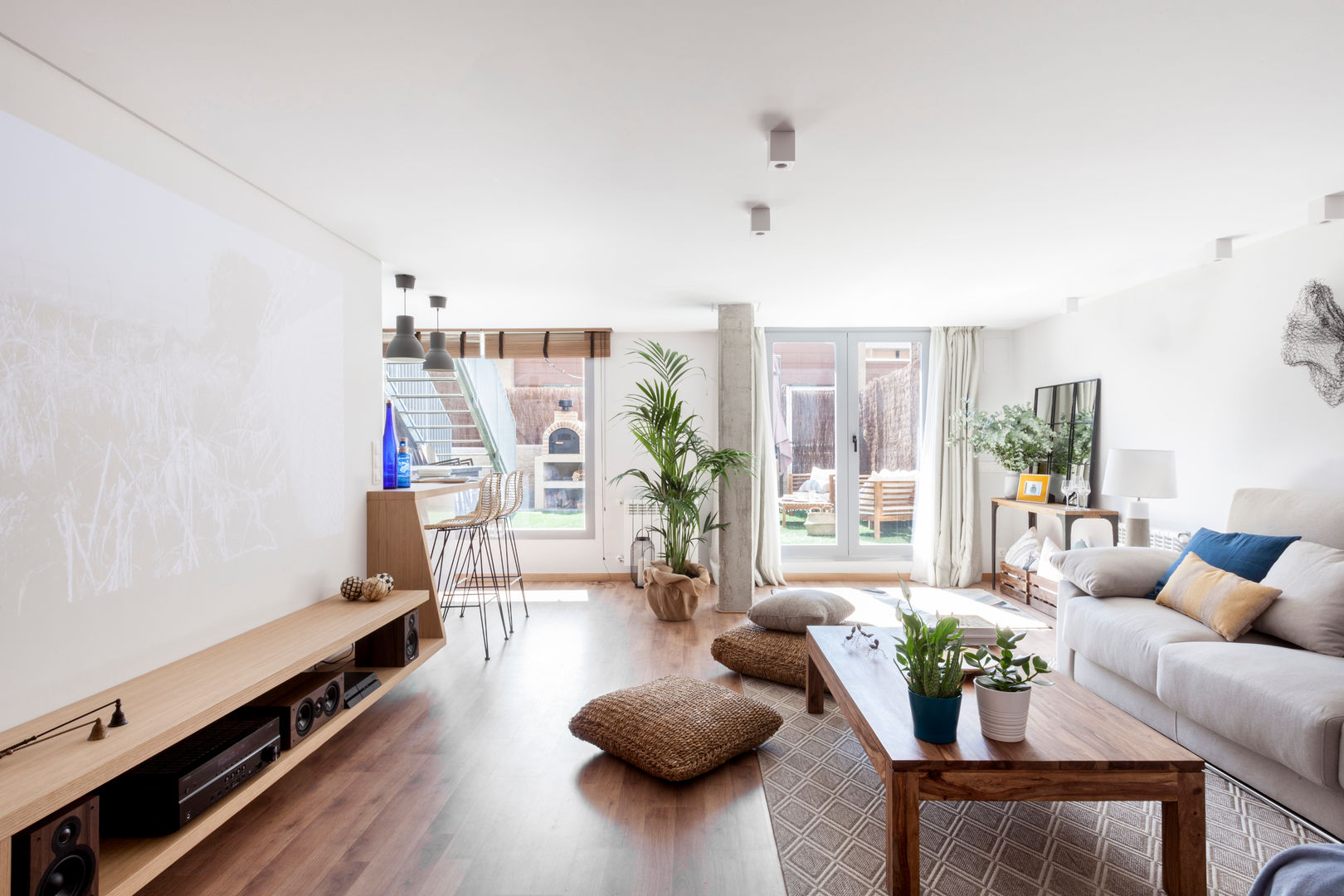 Reforma y Amueblamiento en sótano de vivienda unifamiliar adosada en Tres Cantos homify Living room jardín, salón, roble, veneciana, puff, cojín, madera, horno, barbacoa