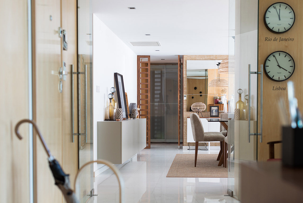 Apartamento T2 em Cascais - SHI Studio Interior Design, ShiStudio Interior Design ShiStudio Interior Design Eclectic style corridor, hallway & stairs Wood Wood effect