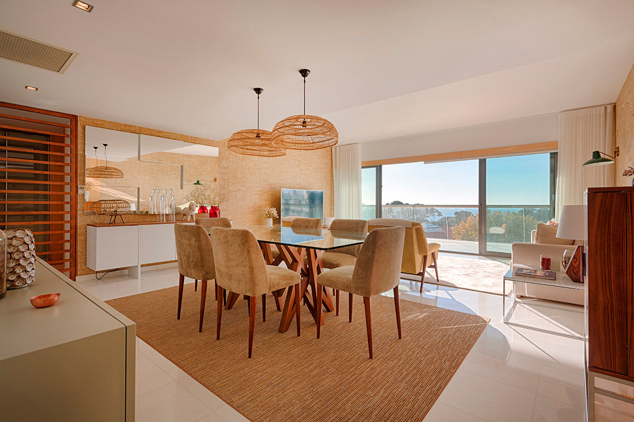 Sala de jantar - Apartamento T2 em Cascais - SHI Studio Interior Design homify Tropikal Yemek Odası sala de jantar,candeeiro tropical,cadeira,shistudio,shi studio,sheila moura azevedo,cascais,decoração,design interior