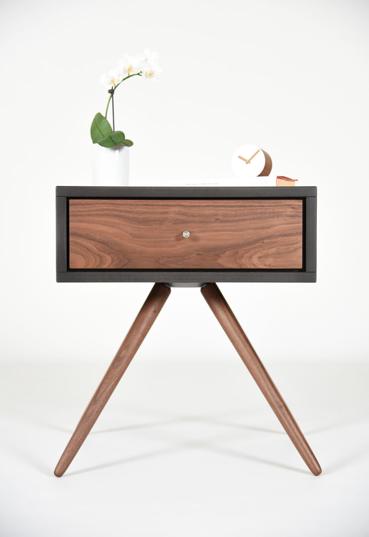 Comodino con Cassetto in Noce in Stile Scandinavo: Un Dettaglio di Design per la Tua Camera da Letto, Ebanisteria Cavallaro Ebanisteria Cavallaro Dormitorios escandinavos Madera maciza Multicolor Mesitas de luz