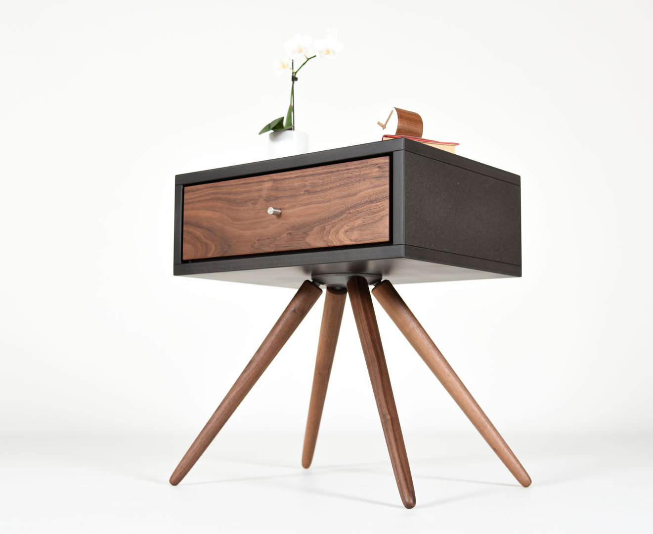 Comodino con Cassetto in Noce in Stile Scandinavo: Un Dettaglio di Design per la Tua Camera da Letto, Ebanisteria Cavallaro Ebanisteria Cavallaro Phòng ngủ phong cách Bắc Âu Than củi Multicolored Bedside tables