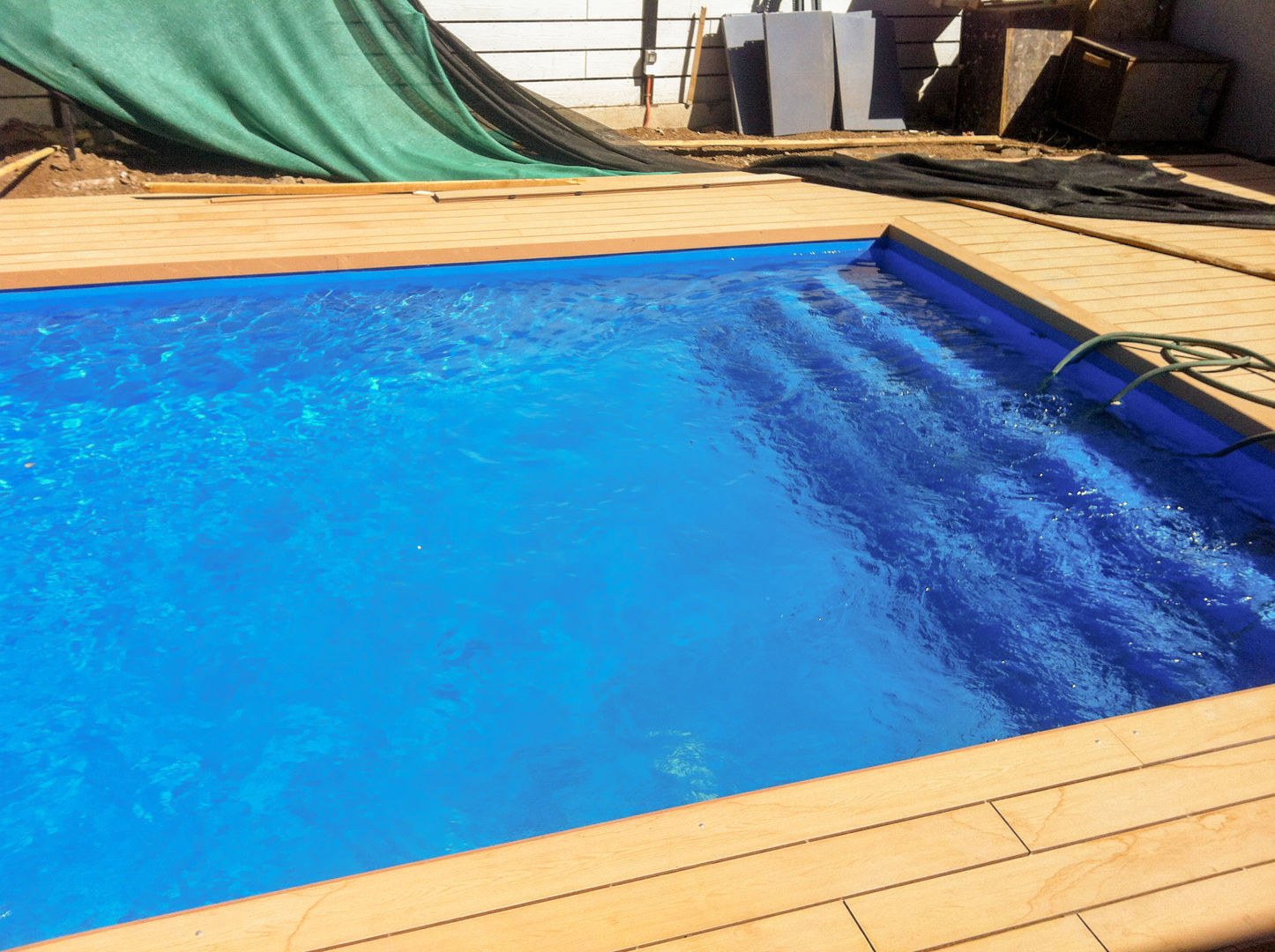 Piscina con deck instalado homify Piletas de jardín Concreto reforzado