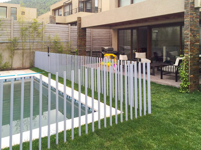 Piscina terminada con reja de proteccion para niños homify Piscinas de jardín Hormigón reforzado