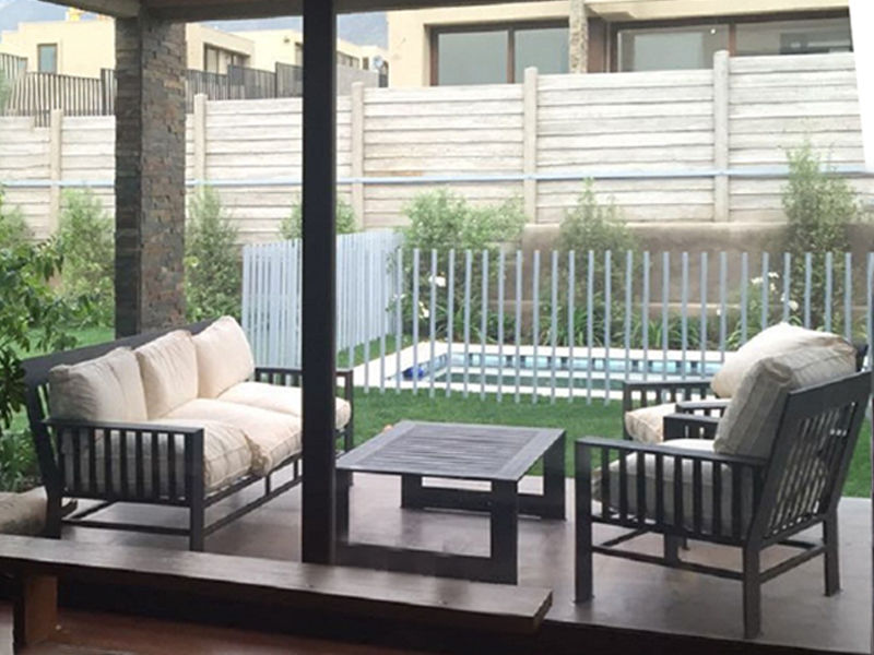 Vista desde el interior de la casa homify Piscinas de jardín Hormigón reforzado