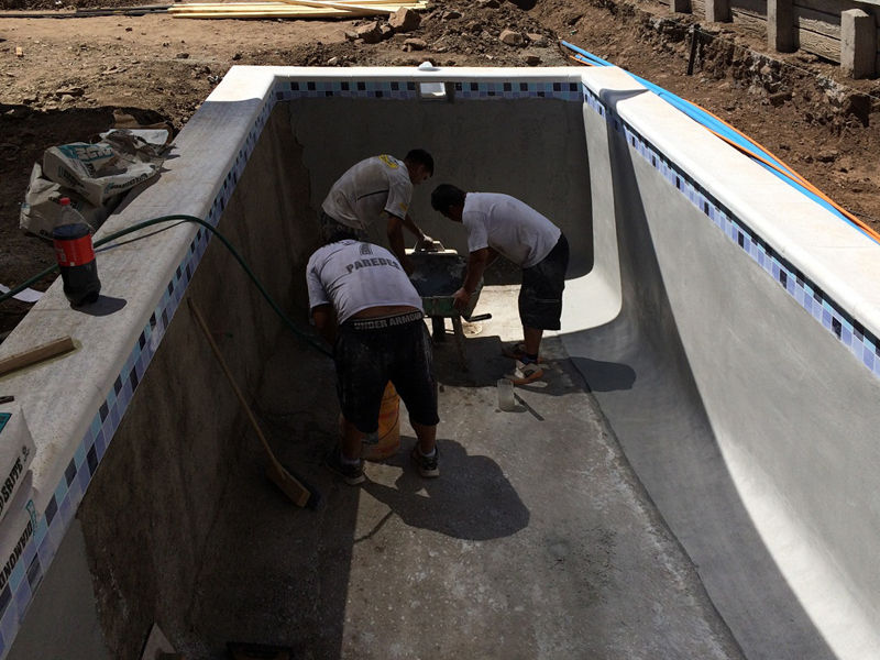 Aplicando revestimiento interior Diamond Brite homify Piscinas de jardín Concreto reforzado