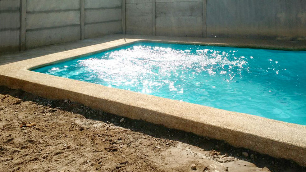 homify Moderne zwembaden Gewapend beton