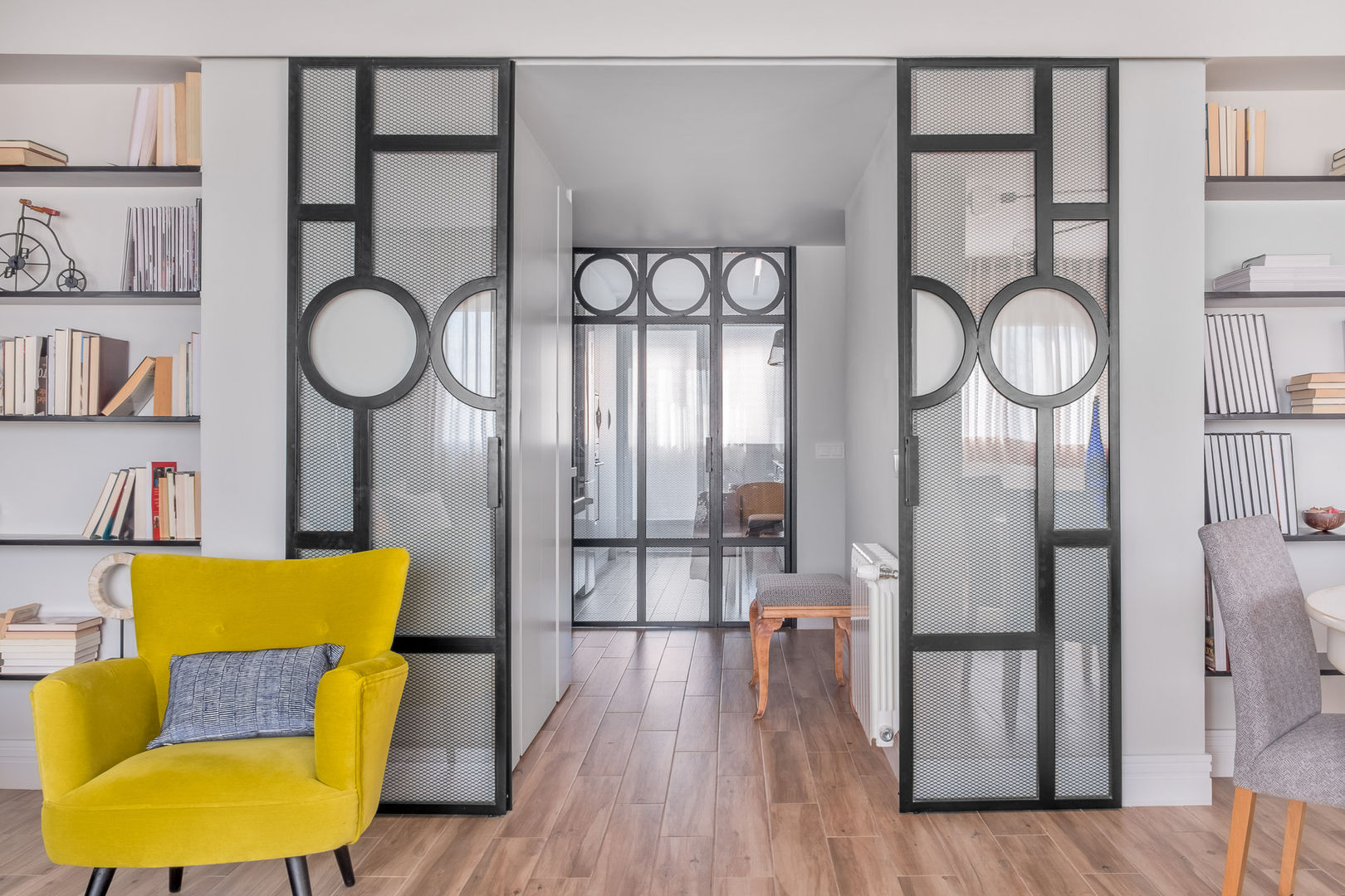 Reforma y Amueblamiento en vivienda piso en Tres Cantos homify Salones de estilo ecléctico Recibidor, entrada, hall, puertas correderas, hierro, cristal, deploye, butaca, blanco, negro, amarillo, mostaza