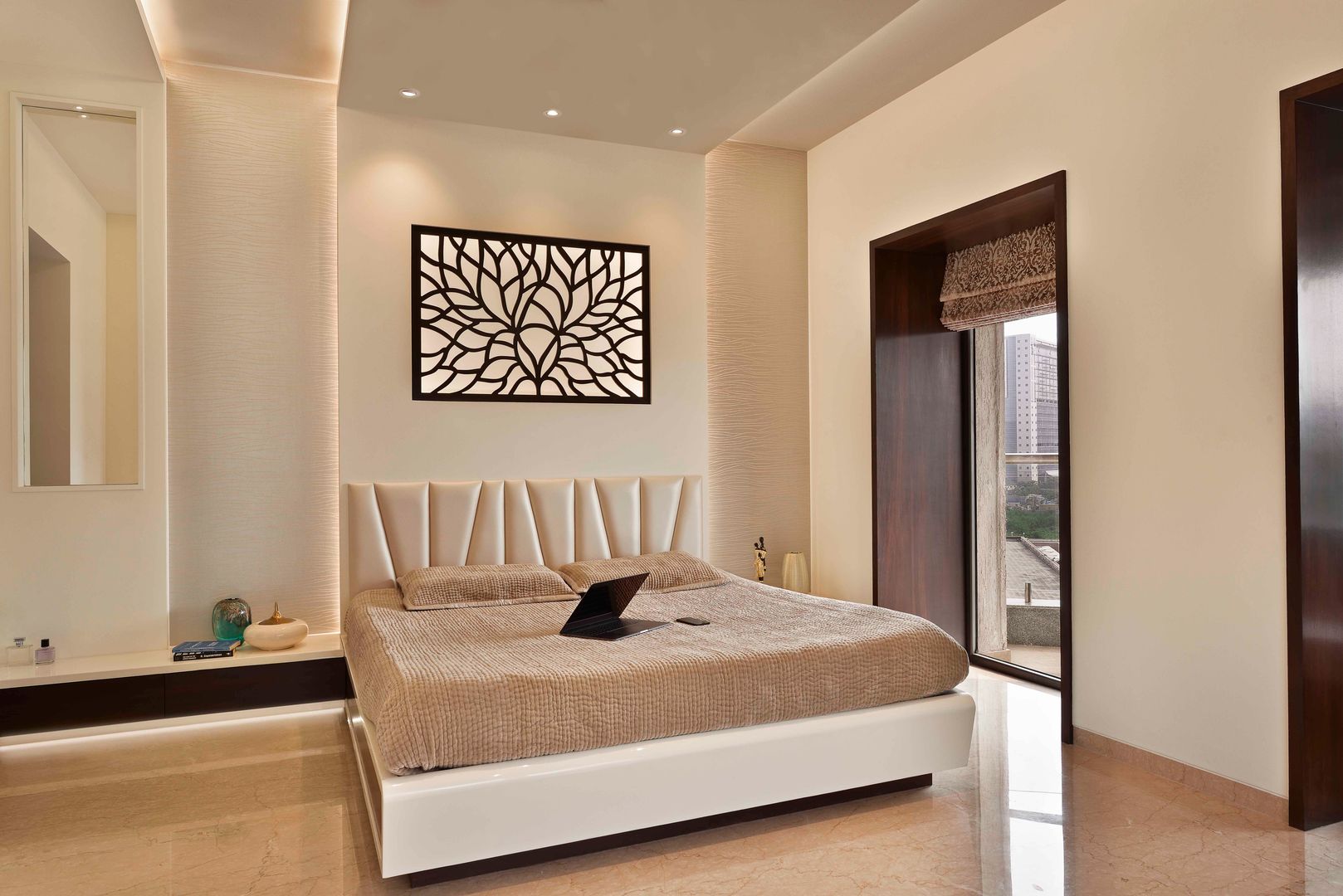 The Warm Bliss, Milind Pai - Architects & Interior Designers Milind Pai - Architects & Interior Designers غرفة نوم رخام