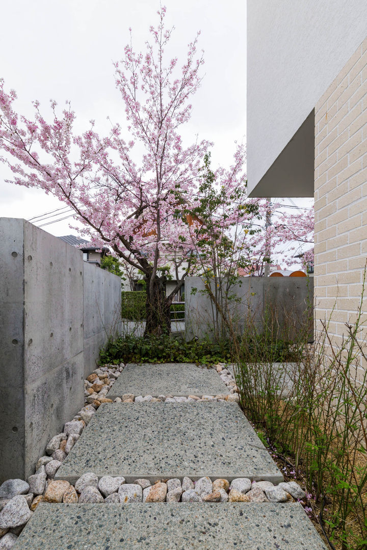 桜と暮らす家, Kenji Yanagawa Architect and Associates Kenji Yanagawa Architect and Associates حديقة بلاط